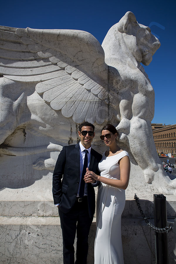 Bride and groom posing on the Vittoriano monument.