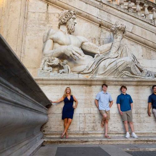 Family photoshoot under ancient roman statues