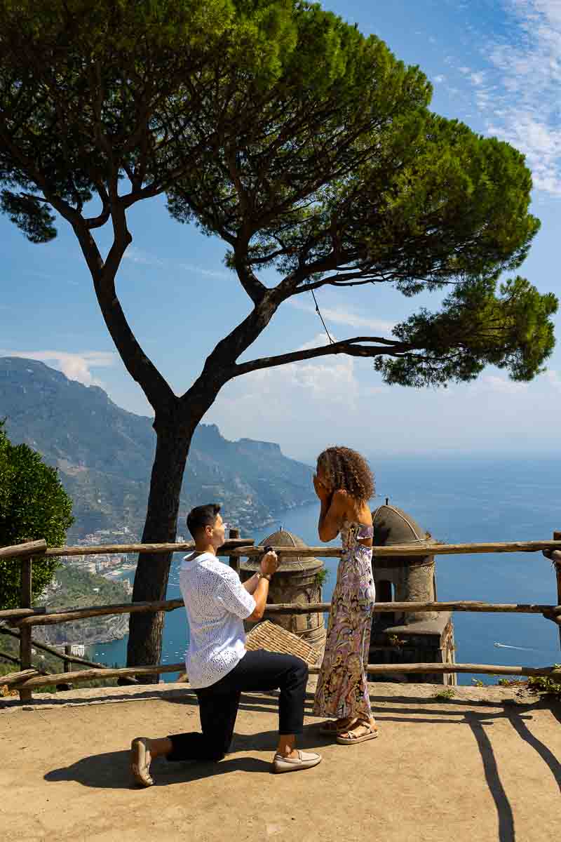 Asking for her hand on one knee on the beautiful terrace with a view of Villa Rufolo on the Amalfi coast 