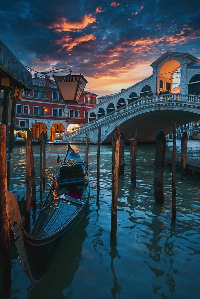 Gondola photographed by the Rialto bridge by a Venice family photographer Italy 